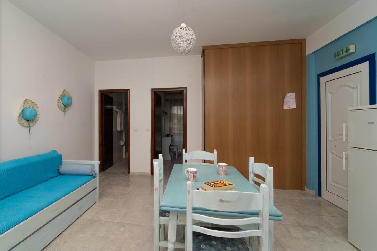 Blue Houses Apartments Finikounta Esterno foto